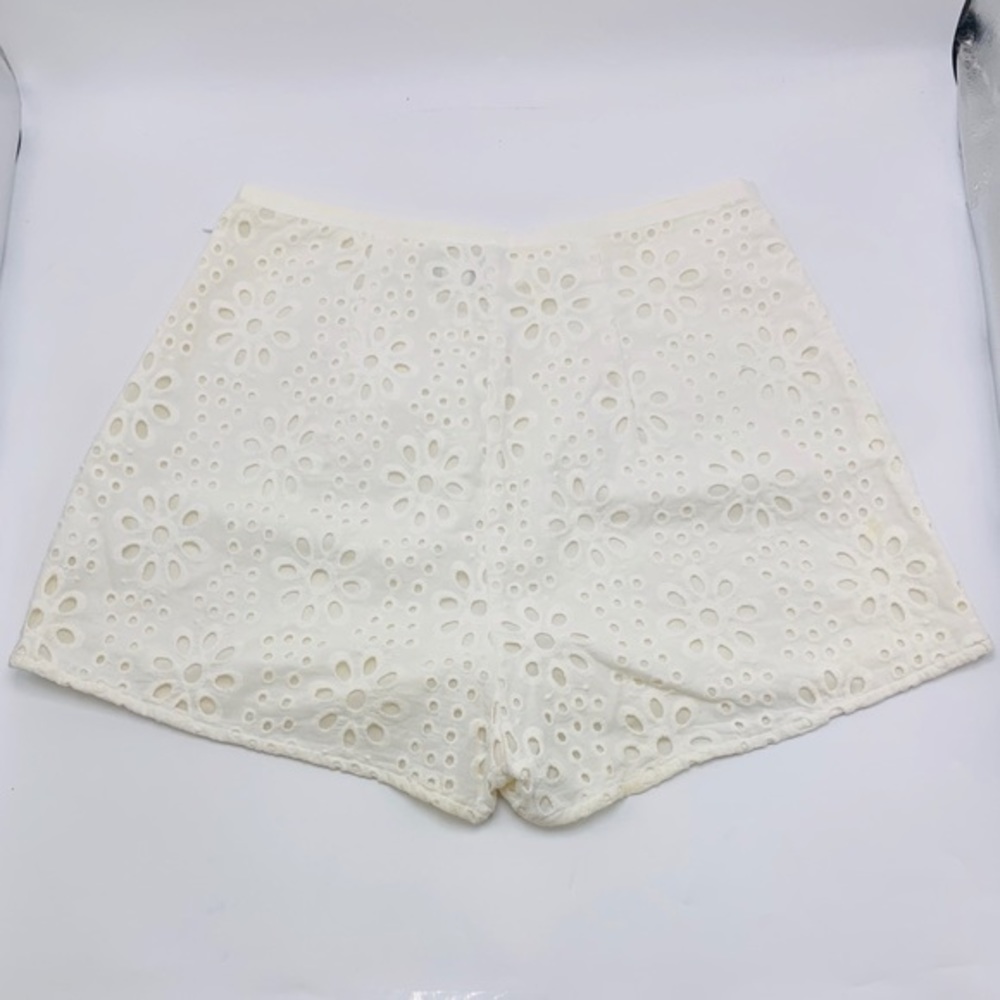 EUC Dolce Vita White Flower Eyelet Shorts - Picture 4 of 6